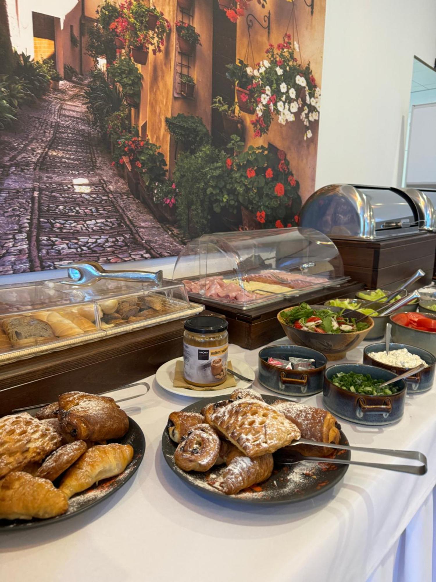 Typton Hotel&Spa Medzilaborce المظهر الخارجي الصورة